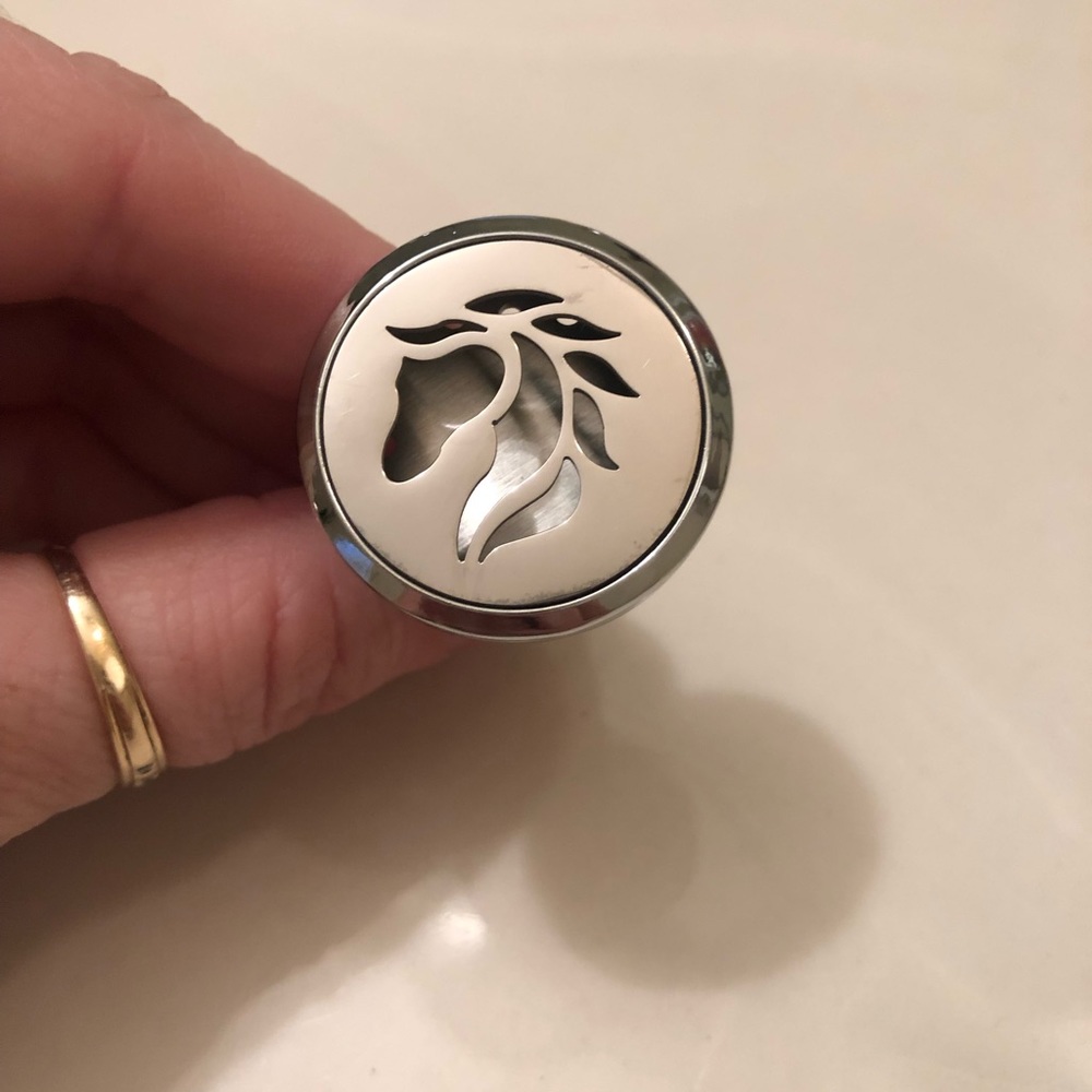 Essential Oil Car Diffuser - Picture 2 of 4
